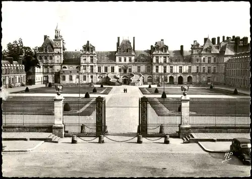Fontainebleau PALAIS de FONTAINEBLEAU Façade et Cour des Adieux 1960
