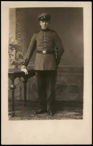 Foto  Soldat Atelierfoto, WK1 Militaria 1915 Privatfoto