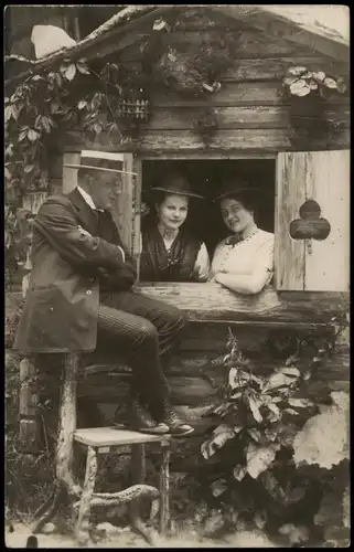 Ansichtskarte  Fotokunst Frauen im Holzhaus davor Mann 1911