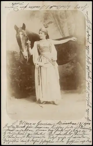 Ansichtskarte  Fotokarte Frau mit Rüstungskleid, Pferd 1905 Privatfoto