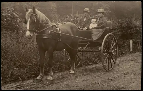 Foto  Familie im Pferde-Fuhrwerk 1921 Privatfoto