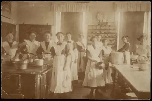 Foto  Junge Frauen - Haushaltungsschule Kochen 1921 Privatfoto