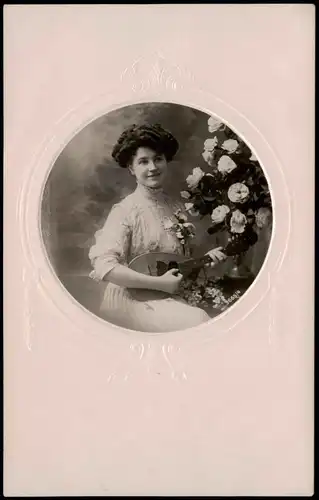 Menschen Soziales Leben Frauen, Frau musizierend Porträt-Foto 1909 Passepartout