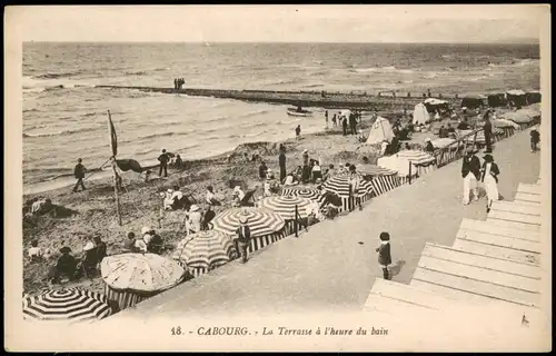 CPA Cabourg La Terrasse à l'heure du bain 1920