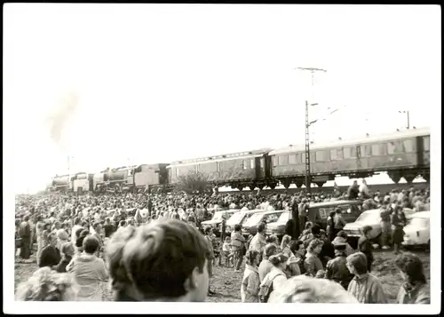 Foto  Dampflokomotive, Parade - Zuschauer Autos 1968 Privatfoto