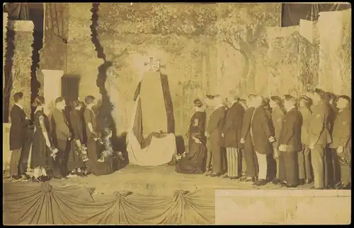 Ansichtskarte  Menschen Soldaten vor Ehrenmal Kulisse WK1 1918