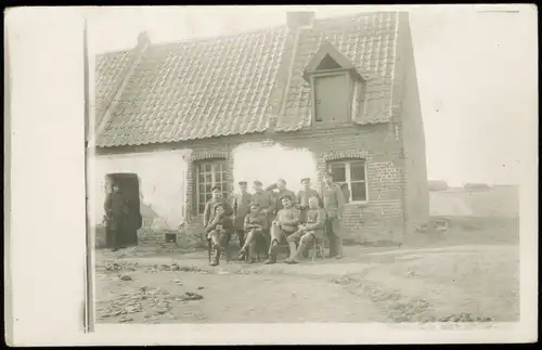 Soldaten Gruppenbild vor Wohnhaus 1. Weltkrieg World War I. 1915 Privatfoto