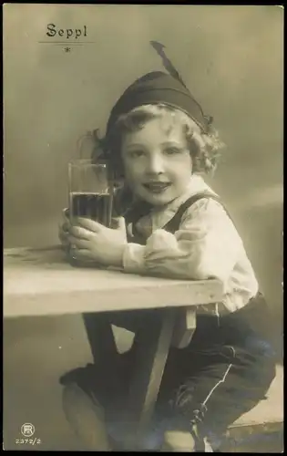 Ansichtskarte  Seppl Kind Junge in Trachten-Kleidung beim Trinken 1910