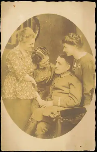 Ansichtskarte  drei junge Frauen bezirzen Soldaten WK1 Militaria 1916