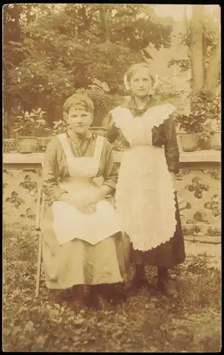 Berufe Frühe Fotokunst 2 Frauen (vermtl. Haushälterinnen) 1920 Privatfoto