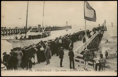 CPA Trouville-sur-Mer Les Jetées Arrivée d'un Yacht 1910