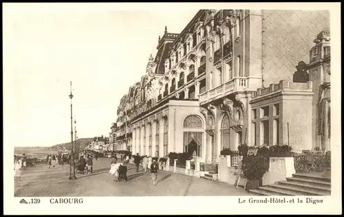 CPA Cabourg Le Grand-Hôtel et la Digue 1940