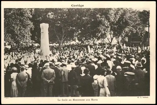 CPA .Frankreich La foule au Monument aux Morts 1920