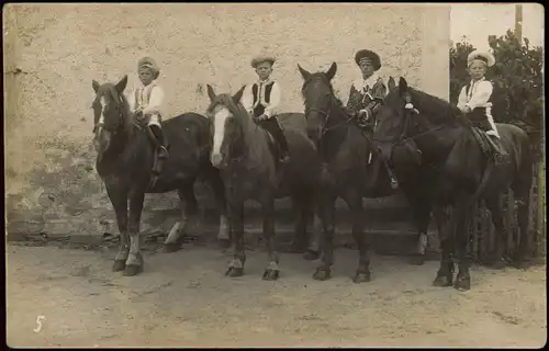 Foto  Verkleidete Kinder auf Pferden 1922 Privatfoto