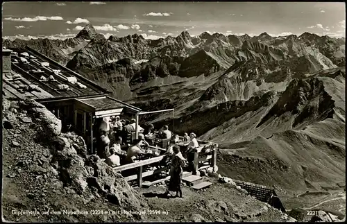 Oberstdorf (Allgäu) Giptelhatte auf dem Nebelhorn mit Hochvogel 1962