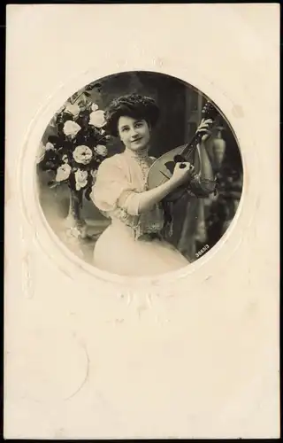 Menschen / Soziales Leben - schöne Frau beim musizieren 1914 Passepartout