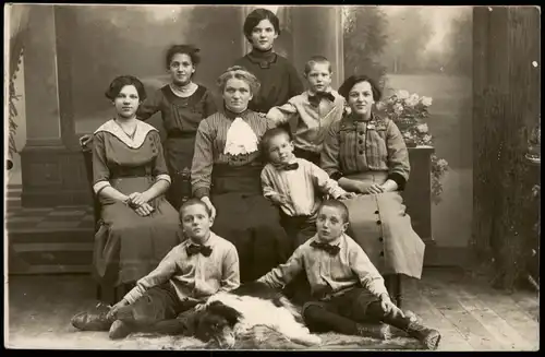 Ansichtskarte  Menschen Familienfoto - Atelierfoto Krieg Urach 1913