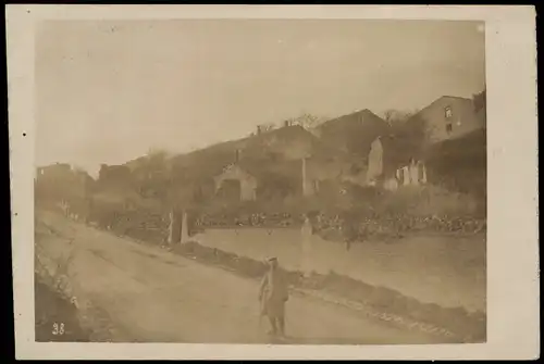 Ansichtskarte  Soldat zerstörte Ortschaft Militaria WK1 1916 Privatfoto