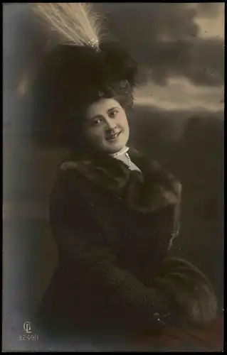 Menschen Soziales Leben Frau elegant im Pelz-Mantel u. Hut-Schmuck 1913
