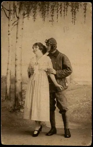 Menschen Soziales Leben Liebespaar (Er in Flieger-Kleidung) 1920