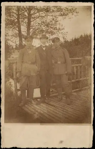 Ansichtskarte  Soldaten mit Mann auf einer Brücke 1930