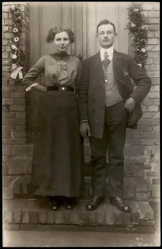 Hochzeitsfeier Mann und Frau vor geschmückter Tür 1922 Privatfoto
