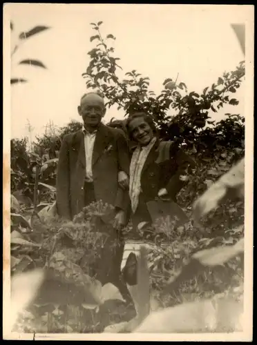 Ansichtskarte  Ehepaar im Garten 1956