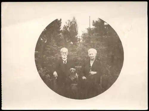 Foto  Altes Ehepaar im Garten 1929 Privatfoto Passepartout