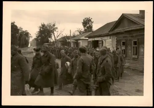 Foto  Soldaten vor Holzbaracken Militaria 1950 Privatfoto Foto