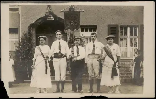 Foto  Festliche Gruppe, Fahnenträger Mann Frau 1918 Privatfoto