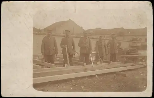 Ansichtskarte  Soldaten beim Hausbau WK1 Militaria 1915 Privatfoto