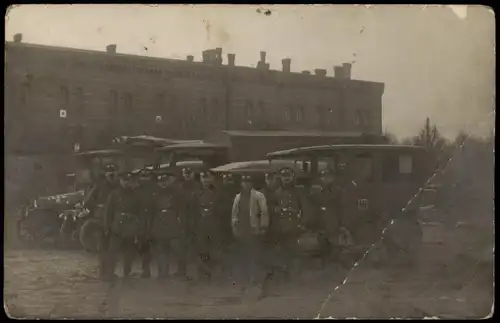 Gnesen Gniezno Motorisierte Soldaten vor Kaserne Militaria WK1 1915