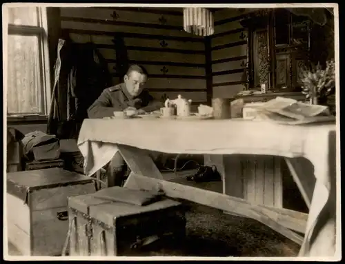 Foto  Soldat am Tisch in Hütte WK1 Militaria 1917 Foto