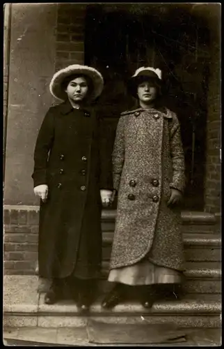 Foto  Menschen / Soziales Leben - Frauen in Winterkleidung 1928 Foto
