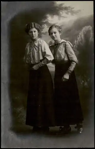 Menschen Soziales Leben 2 Frauen (Atelier-Foto Schröder Halle/Saale 1920