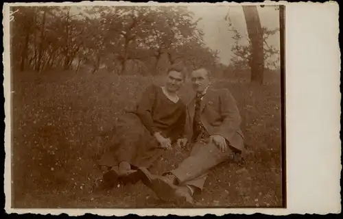 Menschen/Soziales Leben Paar auf einer Wiese, Privatfoto-AK 1920 Privatfoto