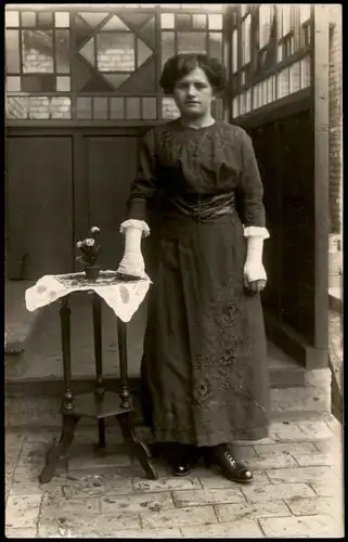 Menschen Soziales Leben; Frau mit auffälligen Handschuhen 1920