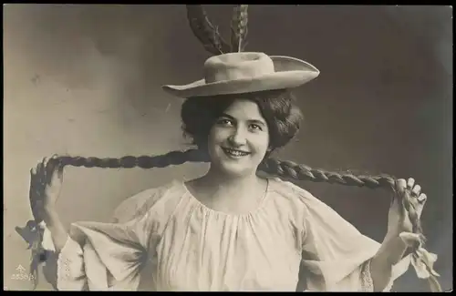 Ansichtskarte  Menschen / Soziales Leben schöne Frau - lange Zöpfe 1907