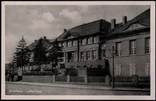 Ansichtskarte Bitterfeld Partie am Lutherhaus 1957