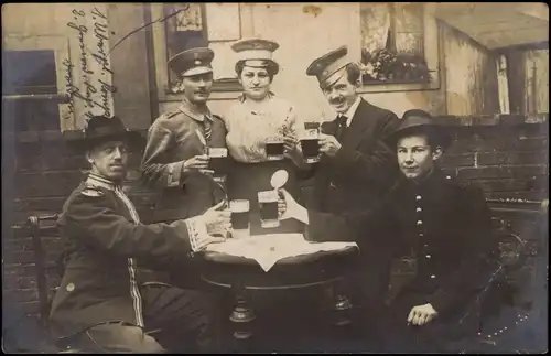 Als Soldaten verkleidete beim Biertrinken 1918   gel. Feldpoststempel Dresden