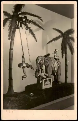 Ansichtskarte Sonneberg Innenansicht, Orgel spielender Elefant 1956