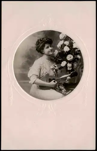 Menschen Soziales Leben Frau musizierend Porträtfoto-AK 1920 Passepartout