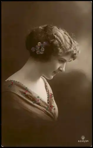 Menschen Soziales Leben Porträt-Foto junger Frau, teilkoloriert 1917