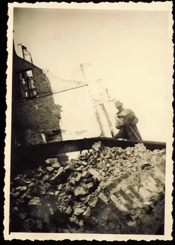 Wilmersdorf-Berlin nach der Zerstörung, Mann in den Trümmern 1945 Foto