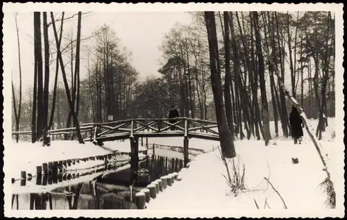 Grunewald-Berlin am Grunewaldsee, Holzbrücke im Winter 1950 Privatfoto Foto