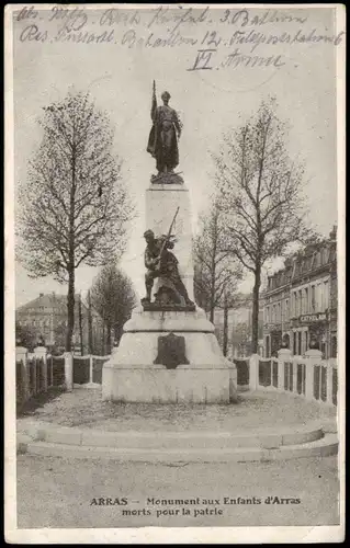 CPA Arras Atrecht Monument aux Enfants d'Arras morts 1915 Feldpost gelaufen