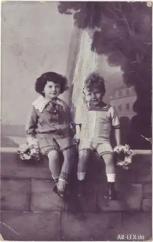 Ansichtskarte  Kinder sitzen auf Mauer 1917