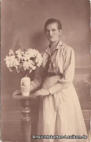 Ansichtskarte  Frau mit Blumen in Vase 1919