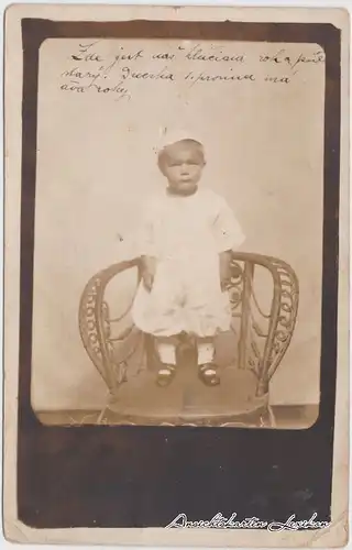 Ansichtskarte  Kleinkind auf Stuhl 