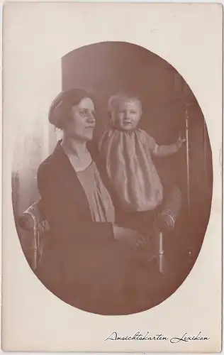 Foto  Frau Mutter mit Kleinkind auf Sessel 1930 Privatfoto